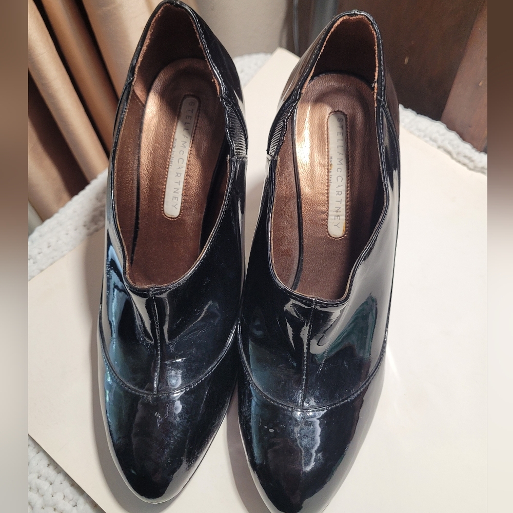 Stella McCartney Black Patent Shoes with Sophisticated Design